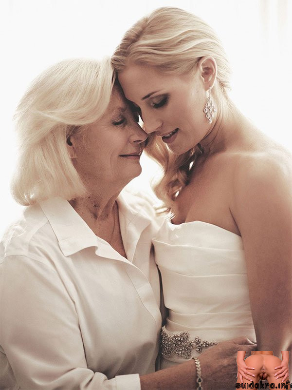wedding mothers bride mom emotional marriage weddings precious husband moments daughter son words moms married mother and daughther lesbian photography law mother
