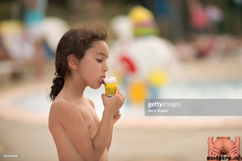 bare girl licking ice beelden icecream stockfoto topless chested embed foto gettyimages shirtless licking premium