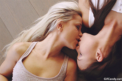community gifs girlfriend kissing blondynka lesbian lesbians hoty couples sexy lesbian kiss gif couple gifcandy brunetka