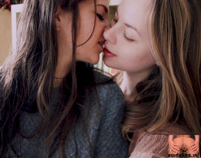 ladies acidcow kissing girls kissing on webcam sight lesbian kiss